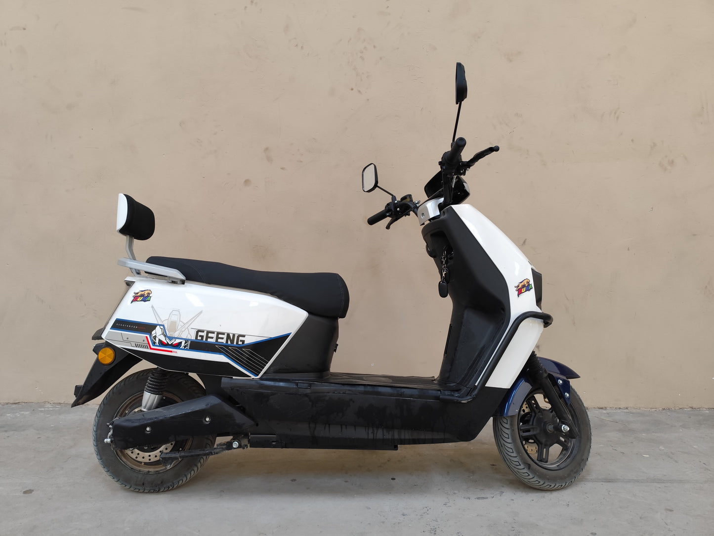 Duma scooter SKY white color